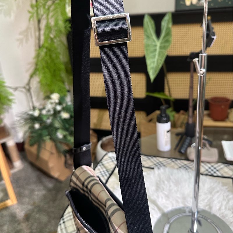 BURBERRY 帆布斜背包-31