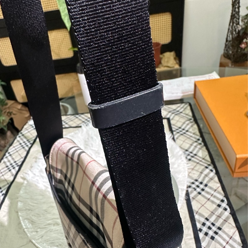 BURBERRY 帆布斜背包-34