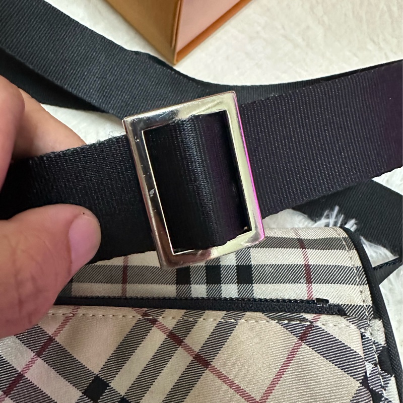 BURBERRY 帆布斜背包-38