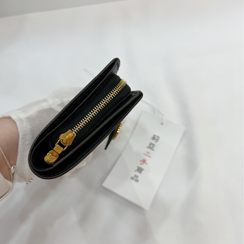 莉亞精品♡LV 雙色扣式短夾 二手美品-3