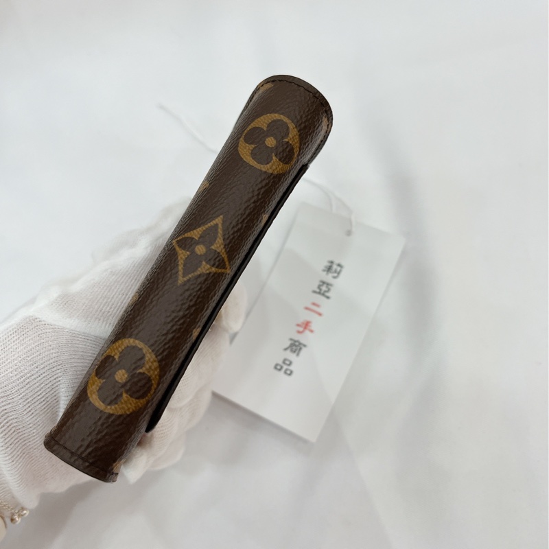 莉亞精品♡LV 雙色扣式短夾 二手美品-6