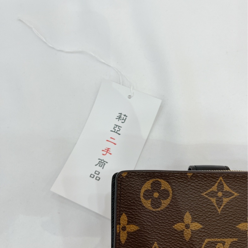 莉亞精品♡LV 雙色扣式短夾 二手美品-12