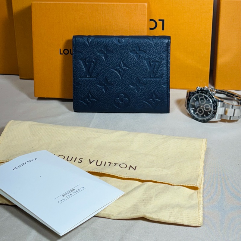 ✨經典不敗 LV 路易威登 Louis Vuitton深藍牛皮壓紋老花 3折8卡零錢袋短夾-1