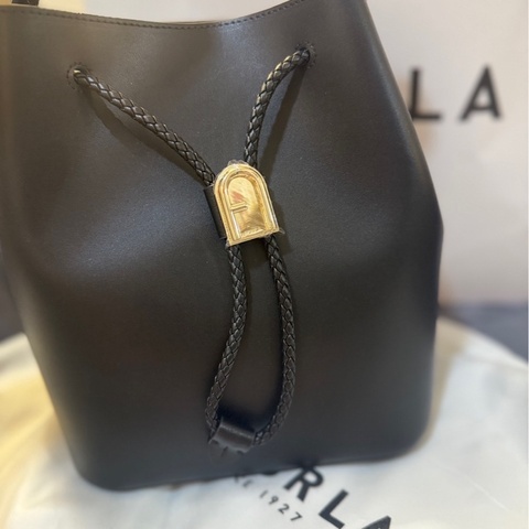 Furla Levante S 黑色皮革水桶包