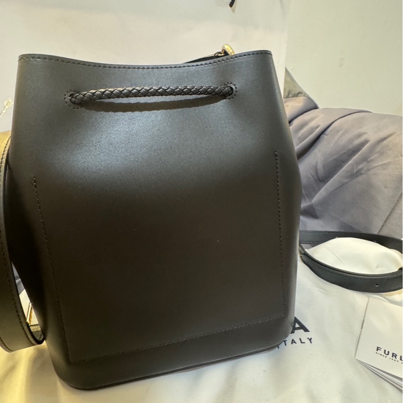 Furla Levante S 黑色皮革水桶包-6
