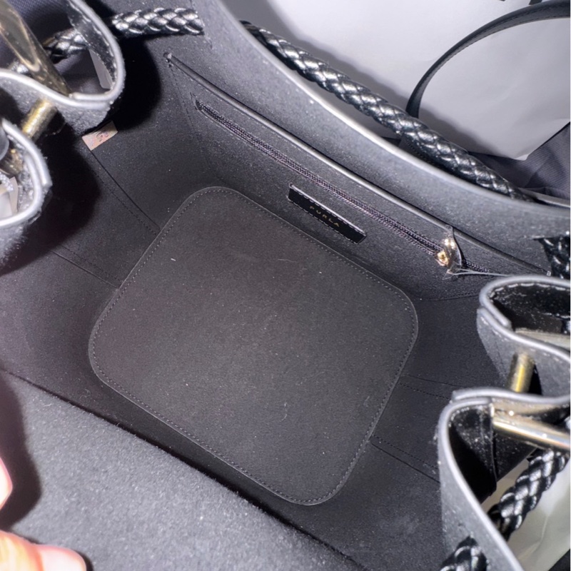 Furla Levante S 黑色皮革水桶包-10