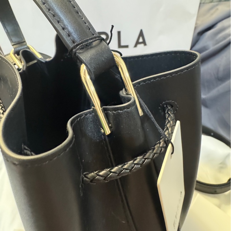 Furla Levante S 黑色皮革水桶包-11