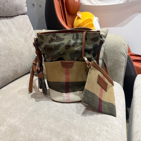 Burberry迷彩斜背包