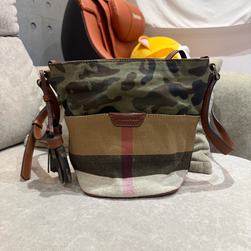 Burberry迷彩斜背包-1