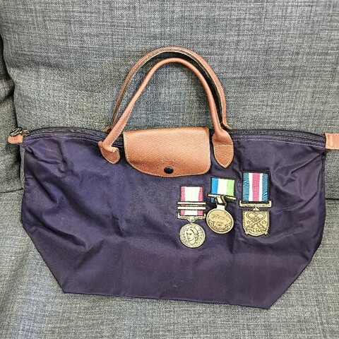Longchamp X聯名JEREMY SCOTT的LE PLIAGE 限量款深紫色的摺疊托特包手提包