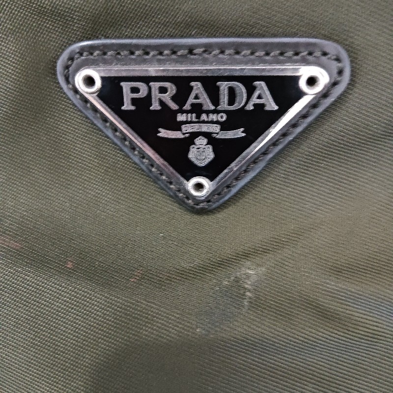 PRADA經典斜背深綠色降落傘布材質包,外觀有旅行多國的痕跡-2