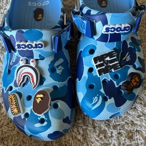 A BATHING APE® BAPE x Crocs Classic Clog 聯名款洞洞鞋
