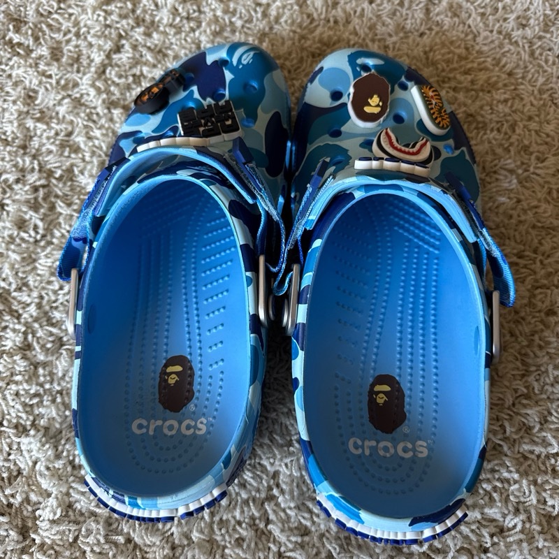 A BATHING APE® BAPE x Crocs Classic Clog 聯名款洞洞鞋-2