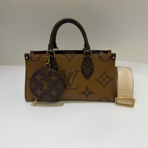 LV 雙色原花金釦On The Go East West手提斜背包M46653