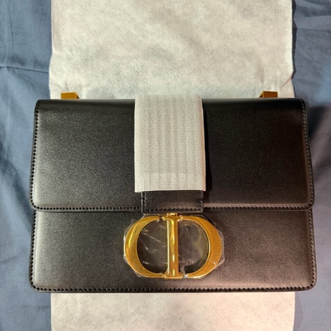 Dior 30 Montaigne（蒙田系列）黑色光滑牛皮金扣肩背包