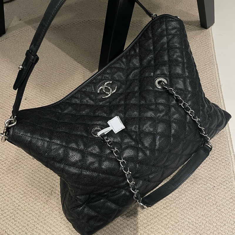 Chanel 黑銀魚子醬牛皮2way龍蝦包hobo 大號 底長約38cm-0
