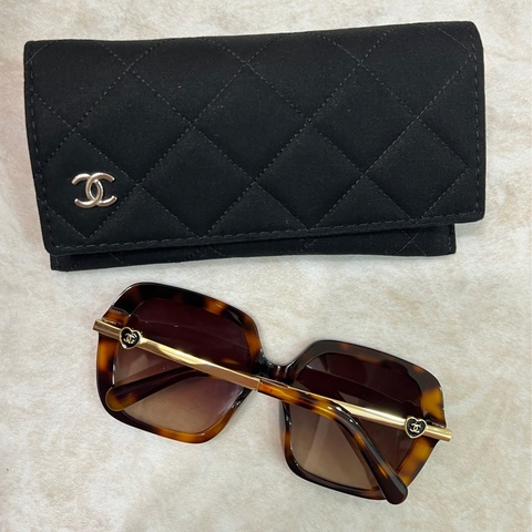 Chanel 琥珀色愛心logo太陽眼鏡為5521-A c.1758/8H。