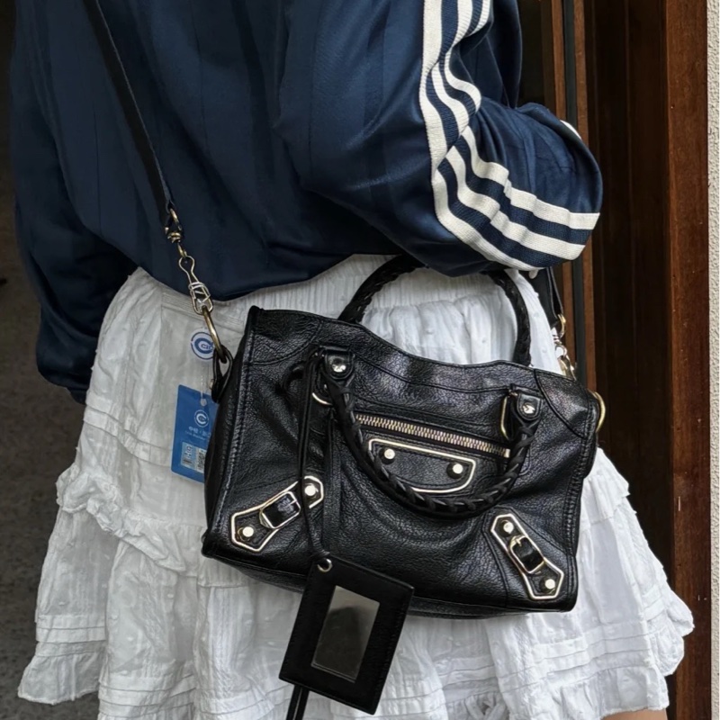 Balenciage 機車包 mini 黑金 底長約23 配件防塵 。-5