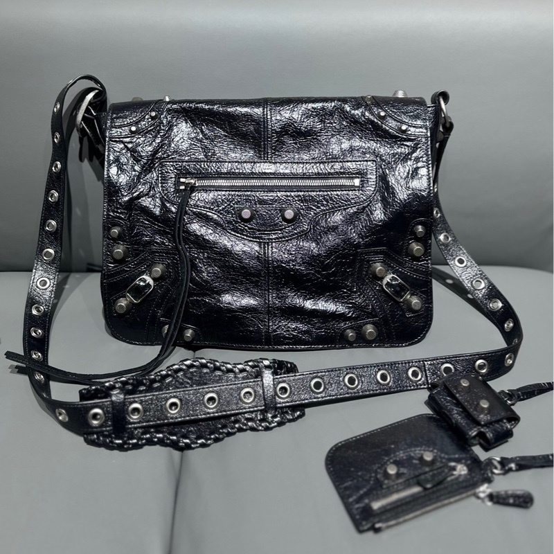 Balenciaga 巴黎世家Messenger le Cagole機車斜挎包,明星同款,自重輕容量大,顏值在線又實用,尺寸:32*25*11cm-0