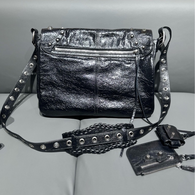 Balenciaga 巴黎世家Messenger le Cagole機車斜挎包,明星同款,自重輕容量大,顏值在線又實用,尺寸:32*25*11cm-1