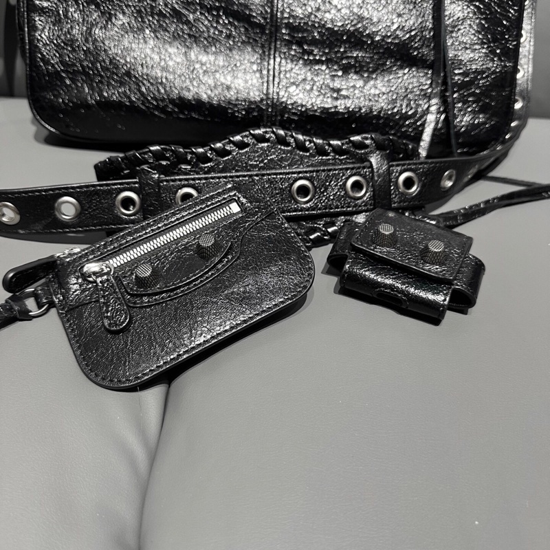 Balenciaga 巴黎世家Messenger le Cagole機車斜挎包,明星同款,自重輕容量大,顏值在線又實用,尺寸:32*25*11cm-2
