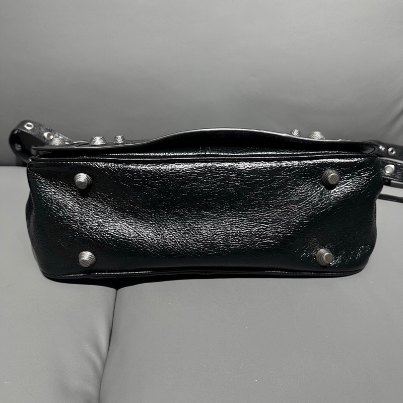 Balenciaga 巴黎世家Messenger le Cagole機車斜挎包,明星同款,自重輕容量大,顏值在線又實用,尺寸:32*25*11cm-3