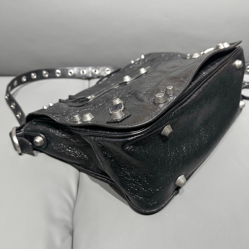 Balenciaga 巴黎世家Messenger le Cagole機車斜挎包,明星同款,自重輕容量大,顏值在線又實用,尺寸:32*25*11cm-4