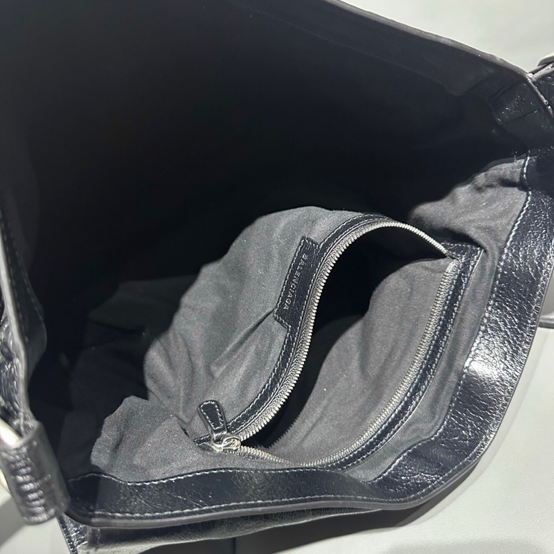 Balenciaga 巴黎世家Messenger le Cagole機車斜挎包,明星同款,自重輕容量大,顏值在線又實用,尺寸:32*25*11cm-6