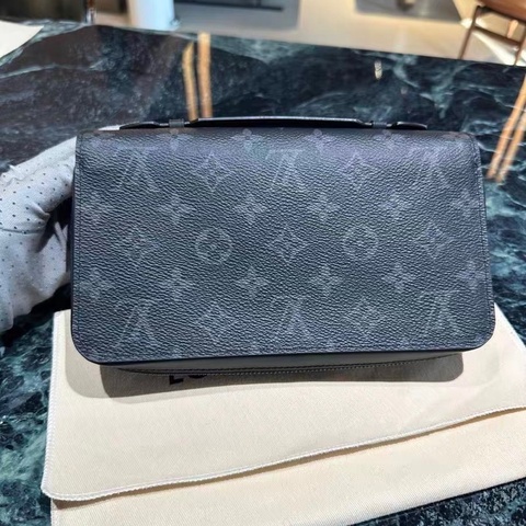 Lv 黑花武士寬版拉鍊手拿包 底長約22*高13