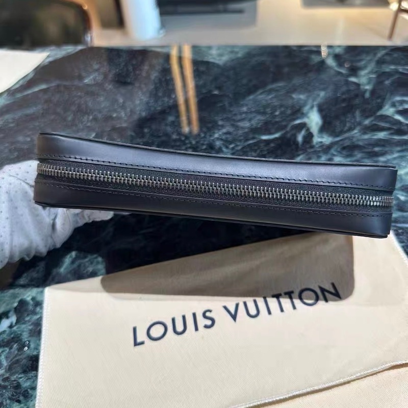 Lv 黑花武士寬版拉鍊手拿包 底長約22*高13-1