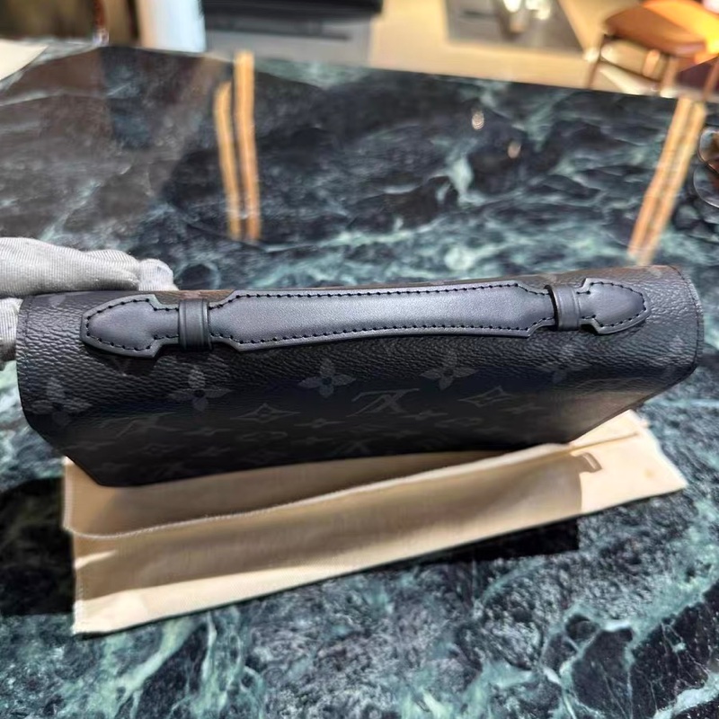 Lv 黑花武士寬版拉鍊手拿包 底長約22*高13-2