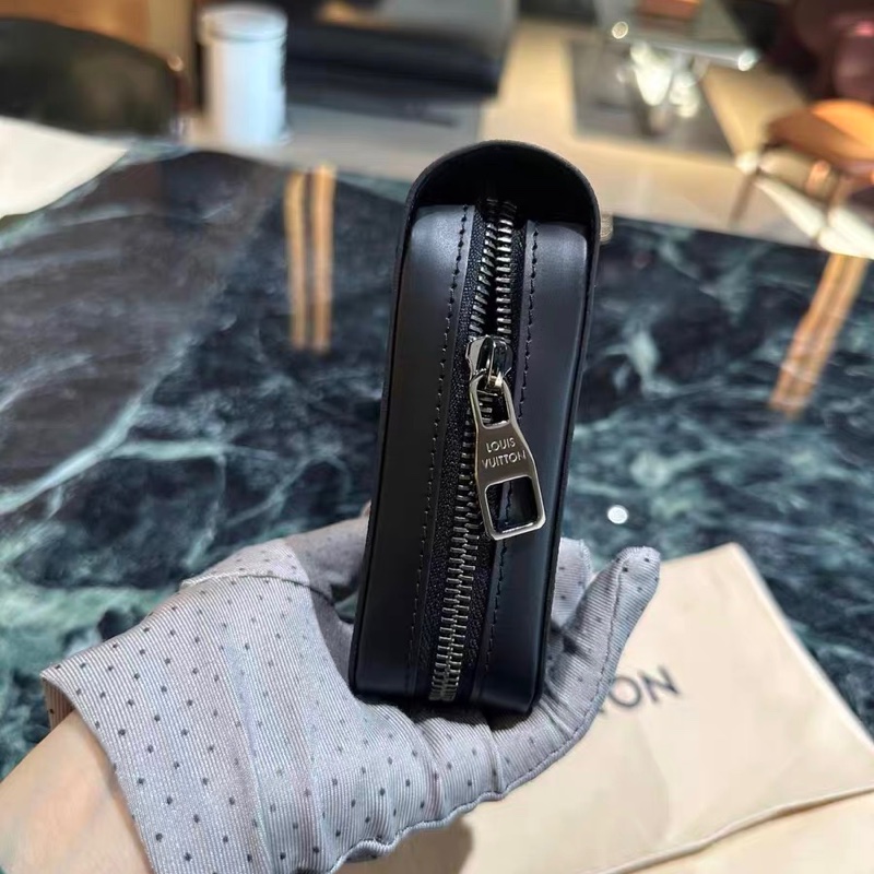 Lv 黑花武士寬版拉鍊手拿包 底長約22*高13-3