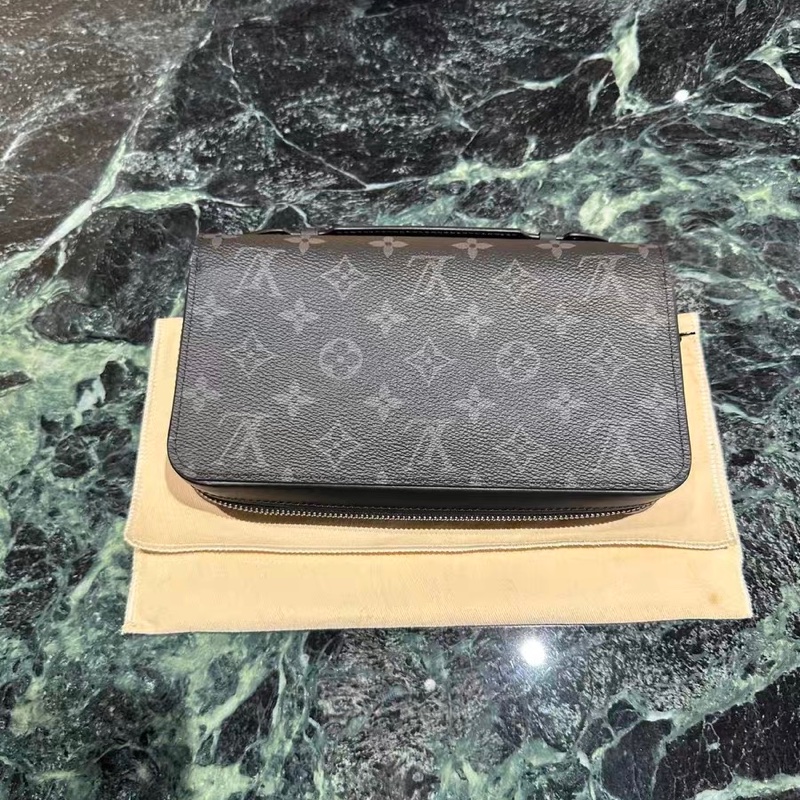 Lv 黑花武士寬版拉鍊手拿包 底長約22*高13-4