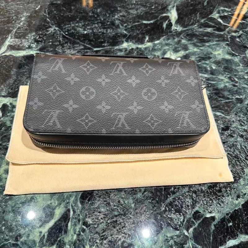 Lv 黑花武士寬版拉鍊手拿包 底長約22*高13-5