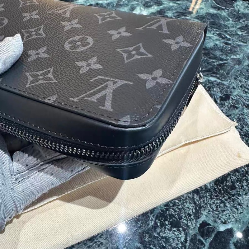 Lv 黑花武士寬版拉鍊手拿包 底長約22*高13-6