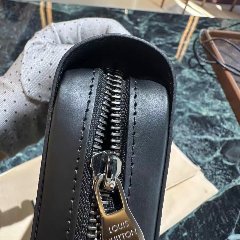 Lv 黑花武士寬版拉鍊手拿包 底長約22*高13-7