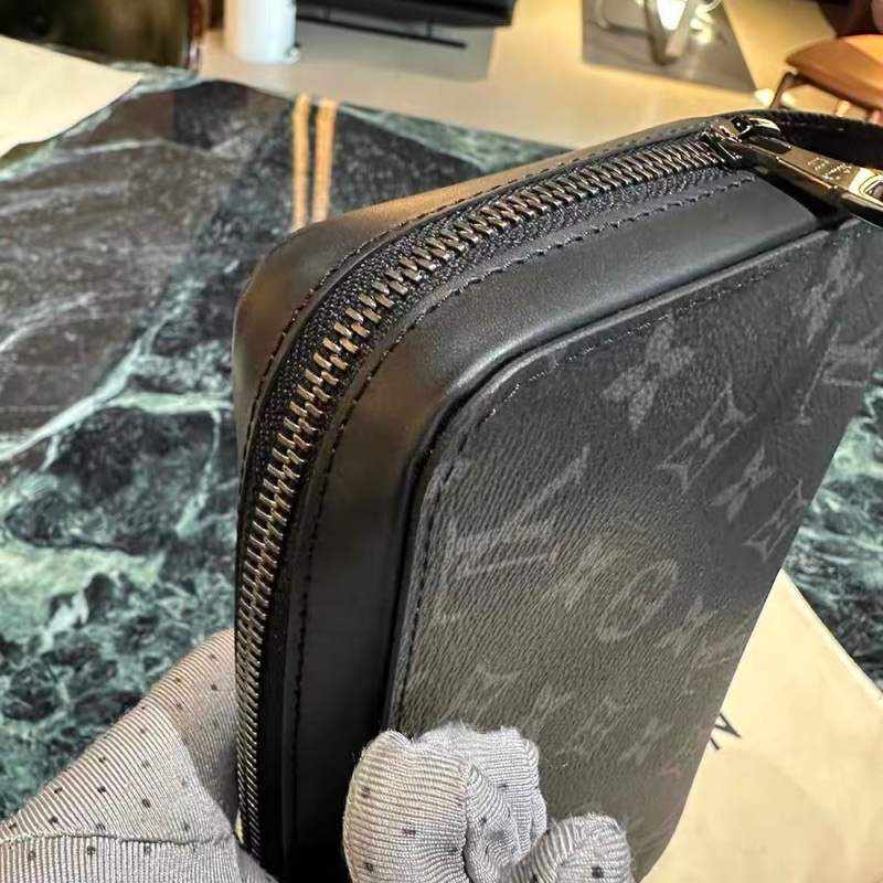 Lv 黑花武士寬版拉鍊手拿包 底長約22*高13-8