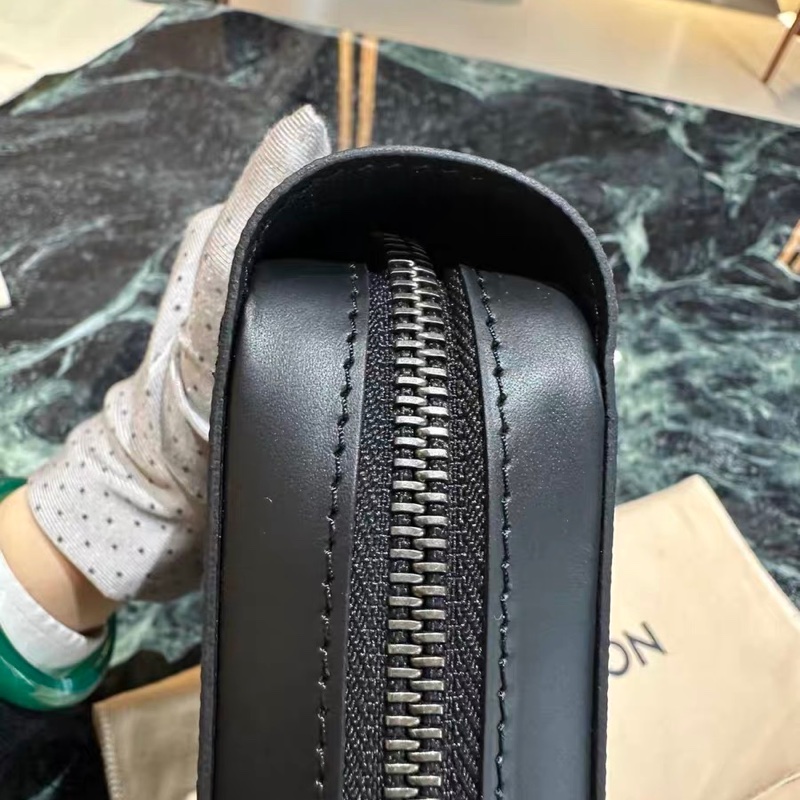 Lv 黑花武士寬版拉鍊手拿包 底長約22*高13-9