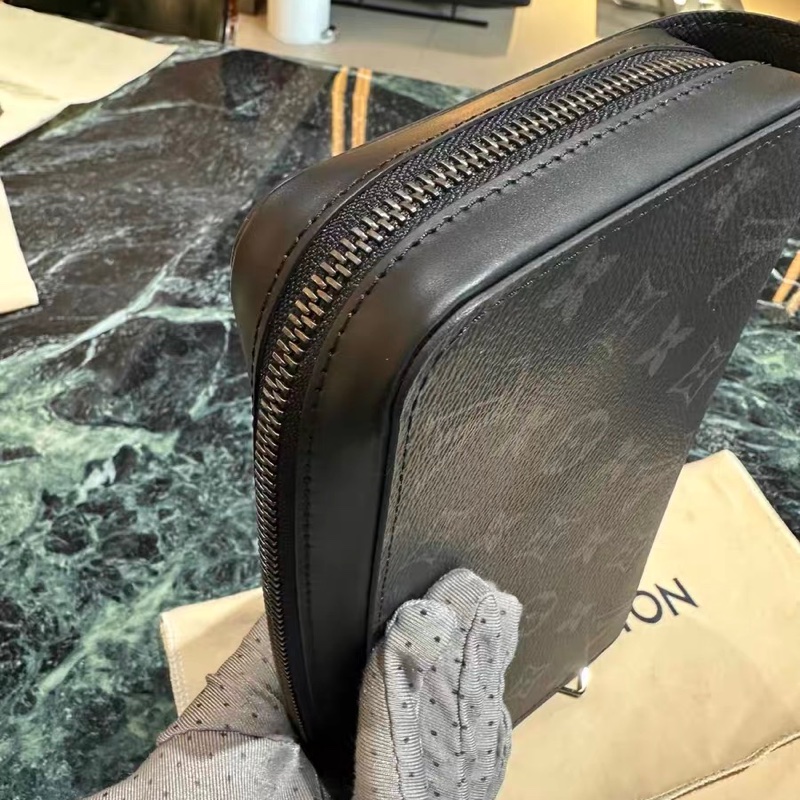 Lv 黑花武士寬版拉鍊手拿包 底長約22*高13-10