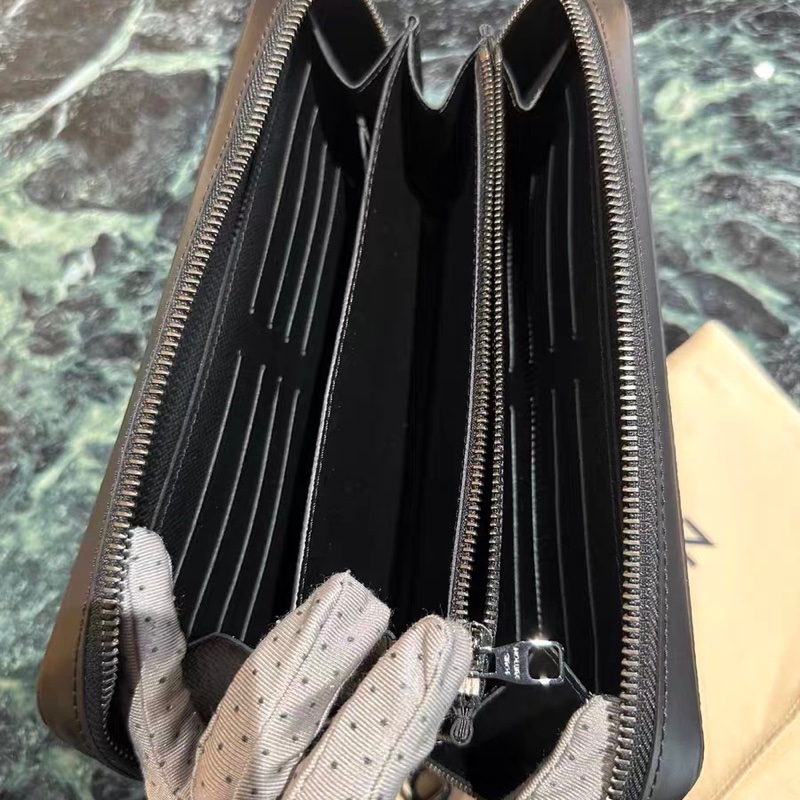 Lv 黑花武士寬版拉鍊手拿包 底長約22*高13-11