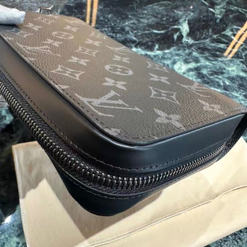Lv 黑花武士寬版拉鍊手拿包 底長約22*高13-12