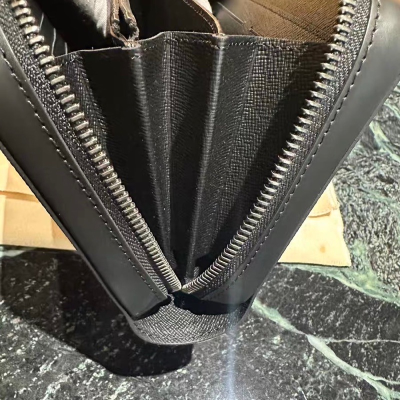 Lv 黑花武士寬版拉鍊手拿包 底長約22*高13-13