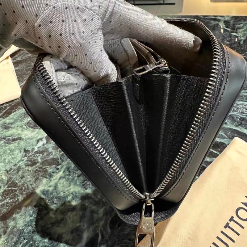 Lv 黑花武士寬版拉鍊手拿包 底長約22*高13-14