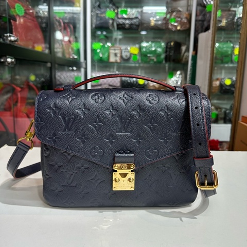 LV M44071 Métis 牛皮壓紋郵差包