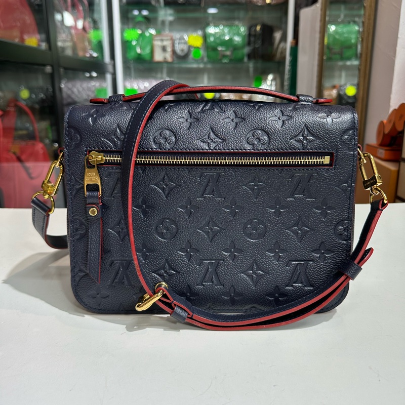 LV M44071 Métis 牛皮壓紋郵差包-3