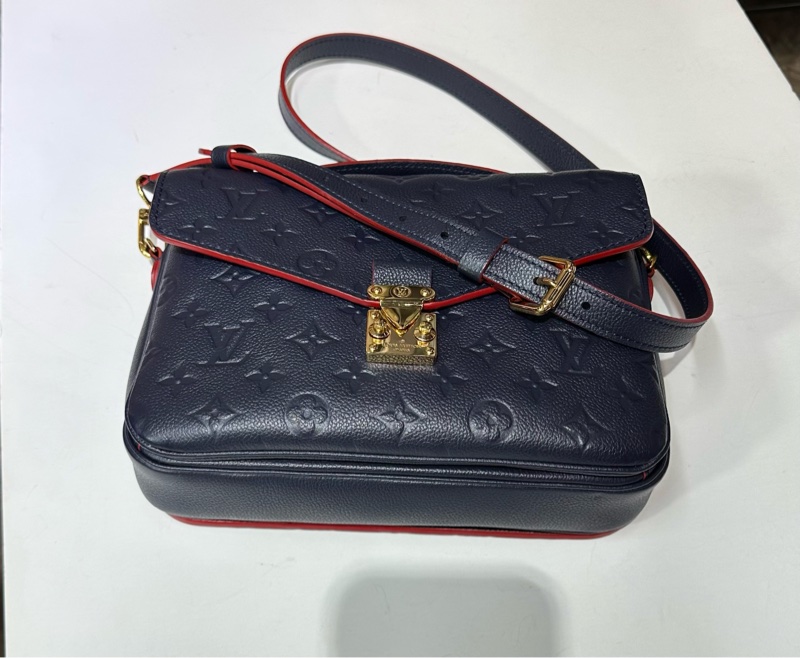 LV M44071 Métis 牛皮壓紋郵差包-5
