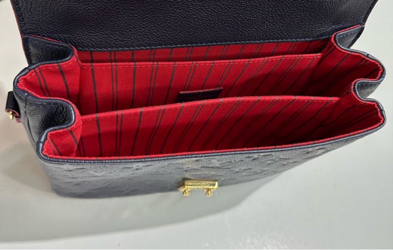 LV M44071 Métis 牛皮壓紋郵差包-6