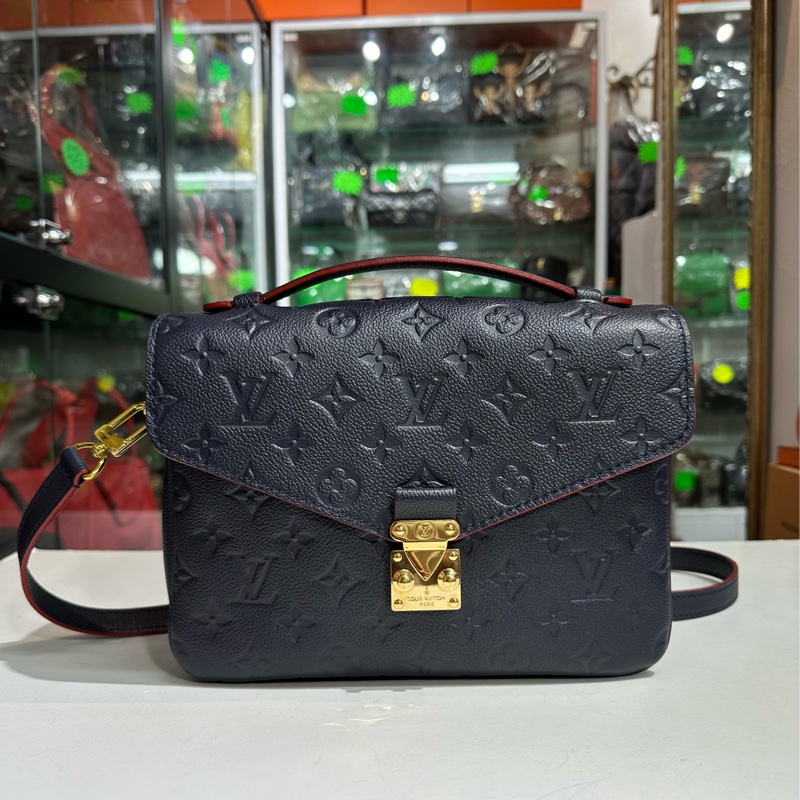 LV M44071 Métis 牛皮壓紋郵差包-9