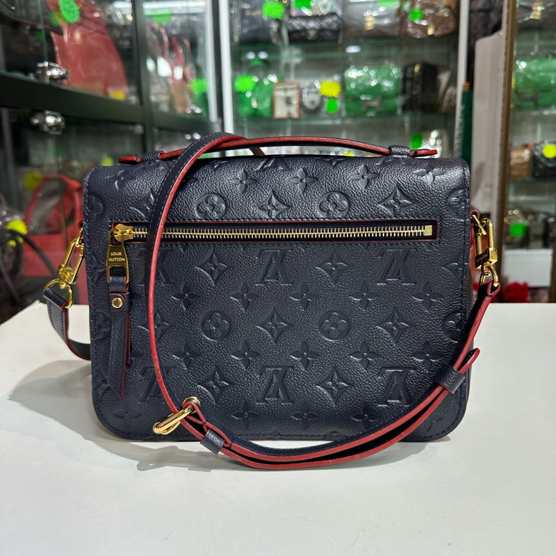 LV M44071 Métis 牛皮壓紋郵差包-10