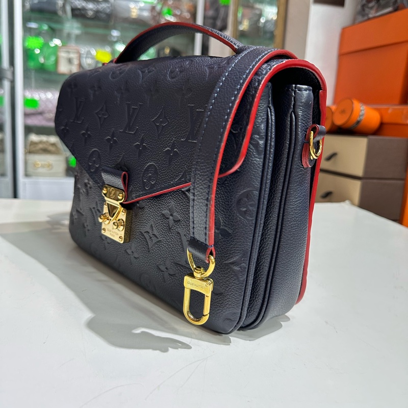 LV M44071 Métis 牛皮壓紋郵差包-13